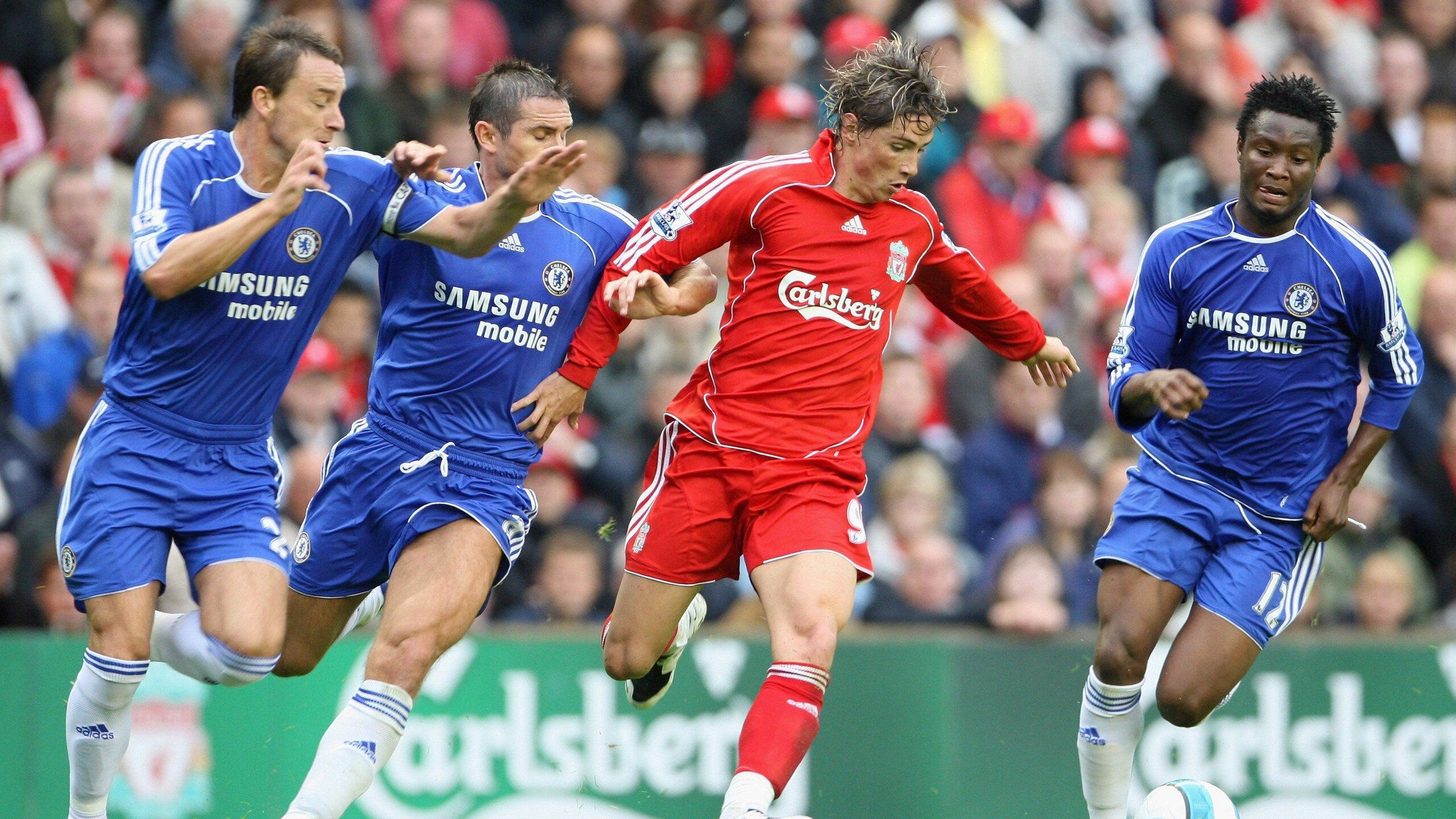 国家队提升防守对位意识降低对手得分效率,防守队员面对对手,双脚以正常的跨立姿势着地